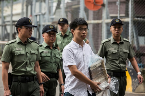 Hong Kong: Joshua Wong, libéré, demande le départ de la cheffe de l'exécutif