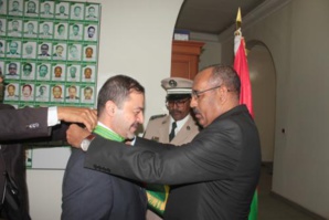 Au nom du Président de la République le ministre de l’intérieur décore le représentant du haut commissariat des Nations-Unies pour les réfugiés