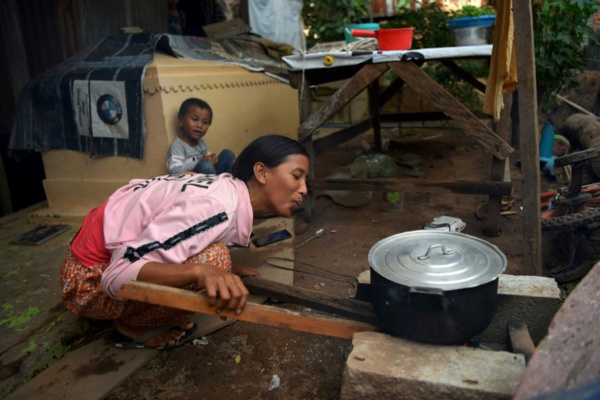 Au Cambodge, un bidonville au milieu des tombes