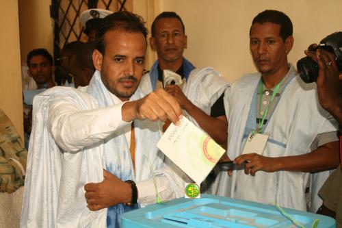 Le candidat Mohamed Lemine El Mourteji El Wafi vote au bureau 2 dans la Direction des Domaines dans la moughataa de Tevragh Zeina