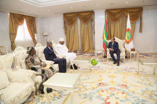 Le Président de la République reçoit une mission de l'Union Africaine d'observation des dernières élections présidentielles Le Président de la République reçoit une mission de l'Union Africaine d'observation des dernières élections présidentielles