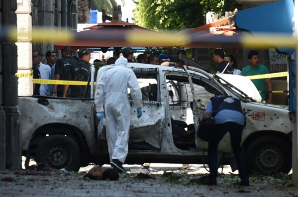 Le président tunisien hospitalisé dans un état critique, double attentat à Tunis