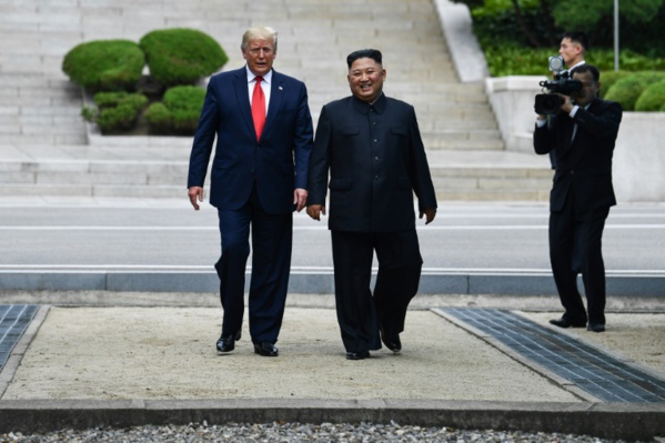 Trump entre à pied en Corée du Nord avec Kim Jong Un Trump entre à pied en Corée du Nord avec Kim Jong Un