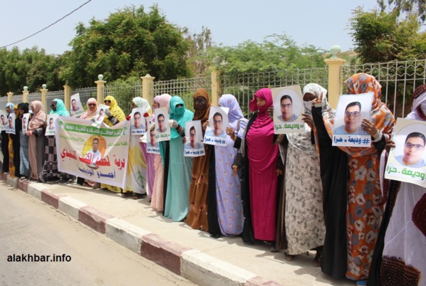 Femmes de Tawassoul en sit-in devant la sûreté nationale Femmes de Tawassoul en sit-in devant la sûreté nationale