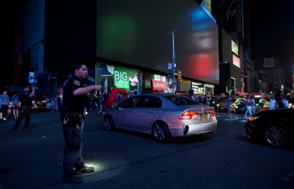 Brève panne d'électricité géante à New York, Times Square dans le noir