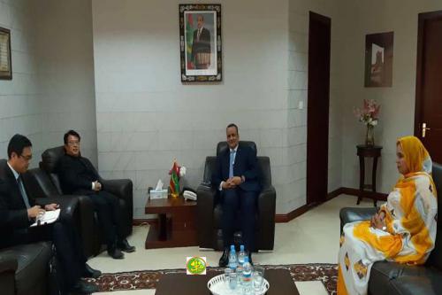 Le ministre des Affaires étrangères s'entretient avec le chargé d'affaires de l'ambassade de Chine Le ministre des Affaires étrangères s'entretient avec le chargé d'affaires de l'ambassade de Chine