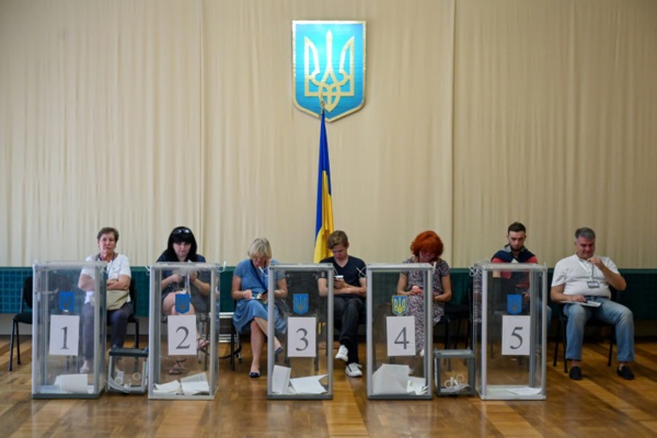 Législatives en Ukraine: le parti de Zelensky donné grand favori