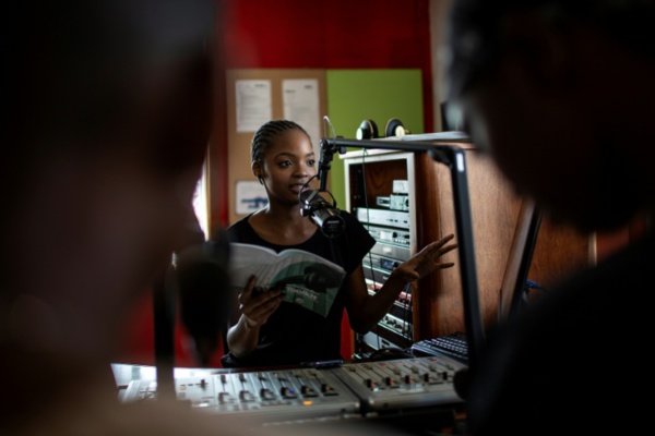 Dans un township sud-africain, des jeunes et une radio contre la criminalité