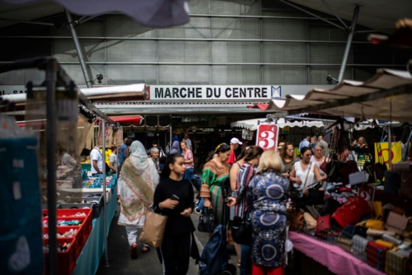 Embrouilles et bonnes affaires: dans les coulisses de marchés de banlieue parisienne