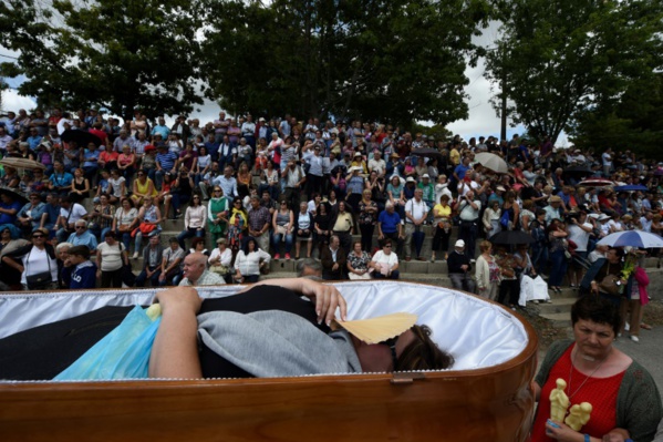 En Espagne, défiler vivants dans des cercueils pour défier la mort