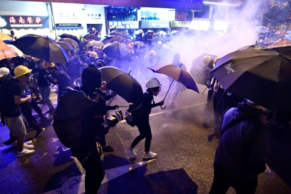 Hong Kong: 44 manifestants vont être inculpés pour participation à des émeutes, annonce la police Hong Kong: 44 manifestants vont être inculpés pour participation à des émeutes, annonce la police