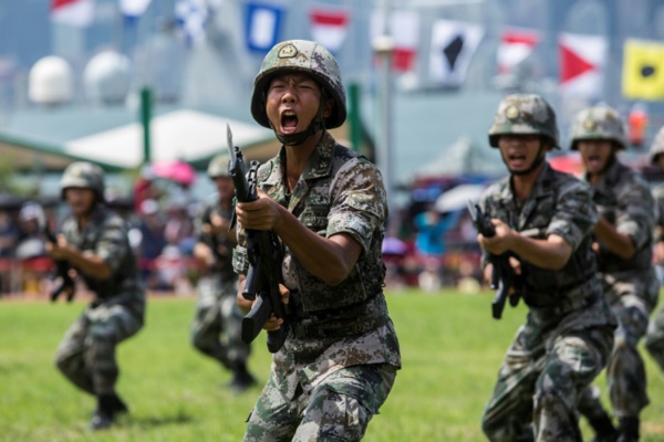 Hong Kong: troupes chinoises à la frontière, Trump s'implique