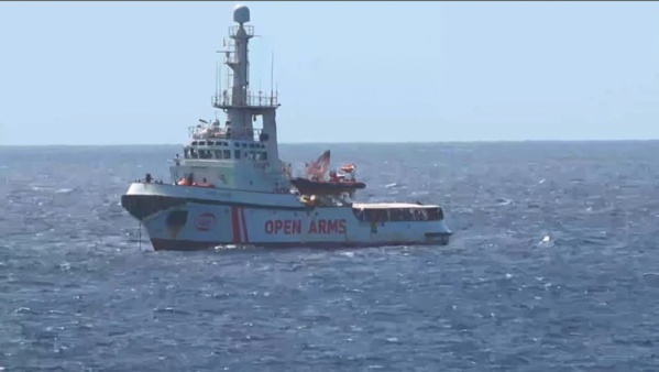 Situation "explosive" à bord du navire Open Arms bloqué au large de Lampedusa