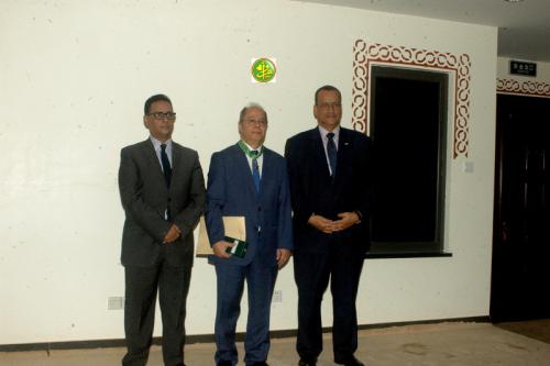 Le ministre des affaires étrangères, de la coopération et des mauritaniens à l’extérieur décore, au nom du Président de la République, l’ambassadeur de Turquie à l’occasion de la fin de sa mission en Mauritanie