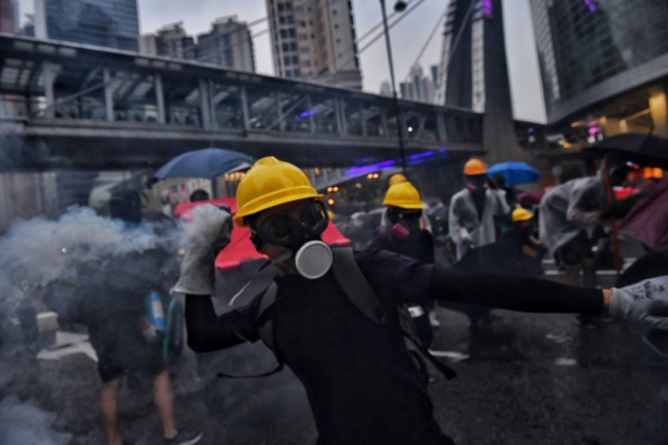Hong Kong: charge de la police pour disperser des manifestants prodémocratie Hong Kong: charge de la police pour disperser des manifestants prodémocratie