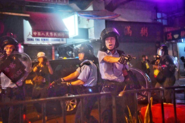 Hong Kong: la police défend sa réaction face aux manifestants "violents" Hong Kong: la police défend sa réaction face aux manifestants "violents"