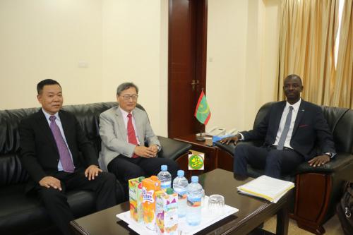 Le président de l’autorité de la zone franche de Nouadhibou reçoit l’ambassadeur chinois Le président de l’autorité de la zone franche de Nouadhibou reçoit l’ambassadeur chinois