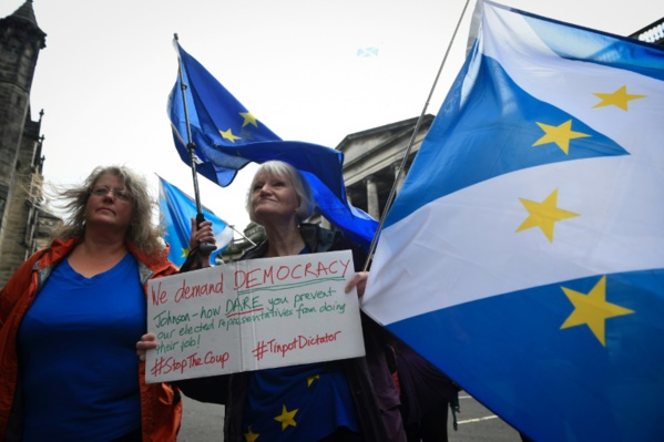 Brexit: Johnson remporte une première manche judiciaire et met en garde les députés