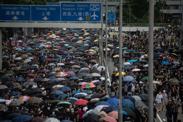 Barricade incendiée, lacrymogène et cocktails Molotov: Hong Kong plonge dans le chaos