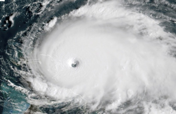 L'ouragan Dorian s'acharne sur les Bahamas, évacuations en Floride