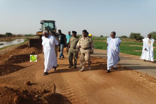 Sélibabi : Le wali du Guidimagha visite les travaux de maintenance de la route qui a subi des dégâts suite aux pluies et aux eaux de ruissellement Sélibabi : Le wali du Guidimagha visite les travaux de maintenance de la route qui a subi des dégâts suite aux pluies et aux eaux de ruissellement