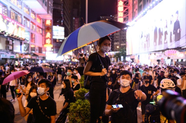 Hong Kong: la police déployée en masse déjoue les actions contre l'aéroport