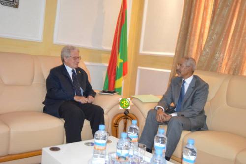 Le ministre de la Défense nationale reçoit l'ambassadeur du Royaume d'Espagne en Mauritanie Le ministre de la Défense nationale reçoit l'ambassadeur du Royaume d'Espagne en Mauritanie