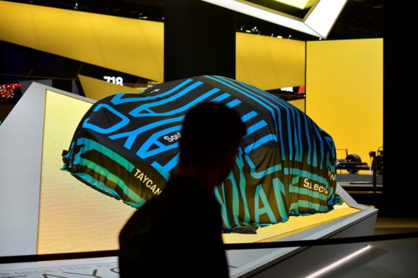 L'automobile allemande fait sa mue électrique à Francfort