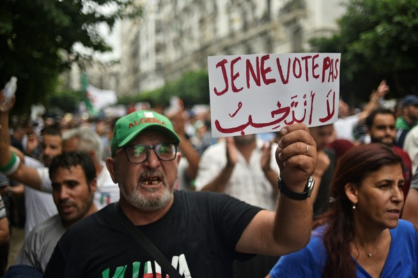 Les Algériens dans la rue pour dire non à la présidentielle