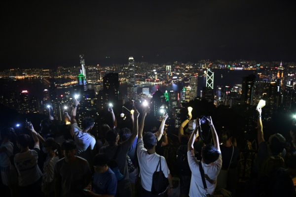 Deux collines de Hong Kong illuminées par des milliers de manifestants pro-démocratie Deux collines de Hong Kong illuminées par des milliers de manifestants pro-démocratie