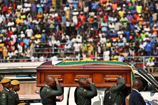 Le Zimbabwe et l'Afrique saluent le très controversé "héros" Mugabe