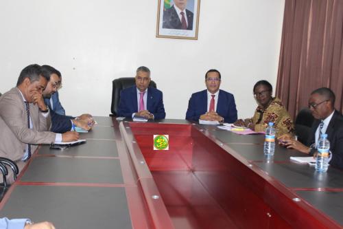 Le ministre de l'économie et de l'industrie s'entretient avec une mission de la Banque Africaine de Développement Le ministre de l'économie et de l'industrie s'entretient avec une mission de la Banque Africaine de Développement