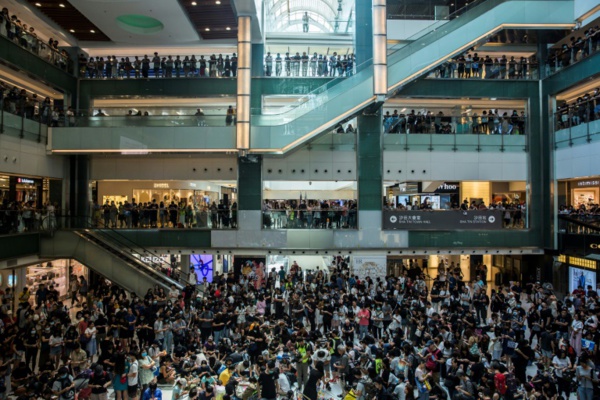 Hong Kong : tirs de balles en caoutchouc face à des militants radicaux, échec de l'action à l'aéroport