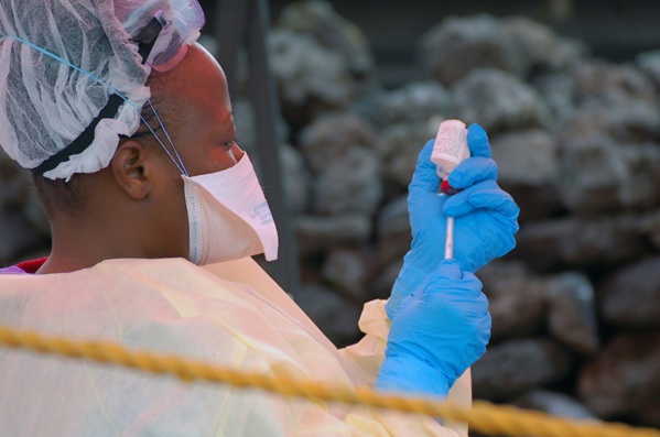 RDC: bientôt un deuxième vaccin anti-Ebola, l'OMS accusée de "rationner" le premier