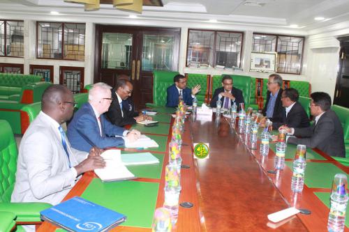 Le ministre de la santé, Dr Mohamed Nedhirou Ould Hamed, a présidé, mercredi matin, au siège de la Caisse Nationale de l’Assurance Maladie (CNAM), une réunion pour examiner les voies les plus appropriées pour faciliter les formalités d’évacuation des