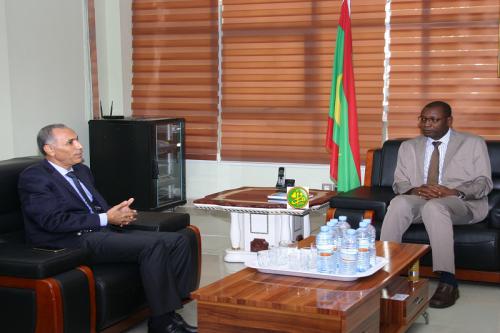 Le ministre du commerce reçoit l'ambassadeur de Tunisie en Mauritanie Le ministre du commerce reçoit l'ambassadeur de Tunisie en Mauritanie