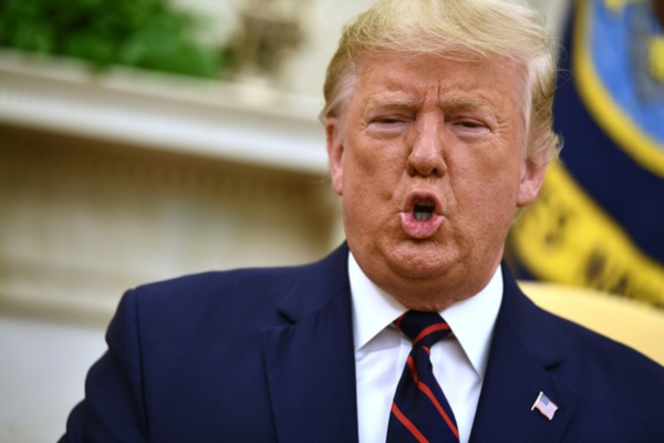 Destitution: Donald Trump, sous pression, s'emballe sur Twitter