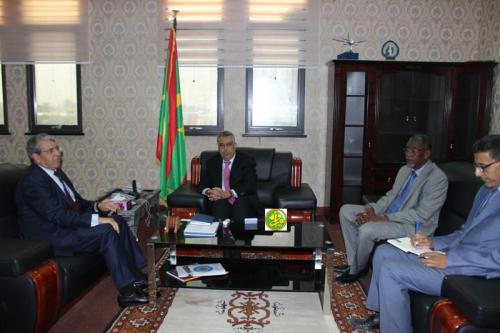 Le ministre de l'économie et de l'industrie reçoit l'ambassadeur d'Algérie Le ministre de l'économie et de l'industrie reçoit l'ambassadeur d'Algérie