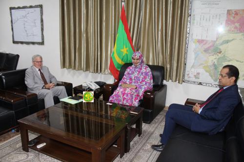 La ministre de l'hydraulique et de l'assainissement reçoit l'ambassadeur d'Espagne en Mauritanie La ministre de l'hydraulique et de l'assainissement reçoit l'ambassadeur d'Espagne en Mauritanie