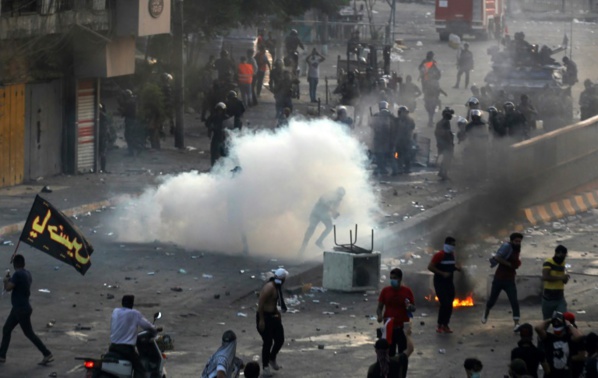 Irak: nouveaux tirs à Bagdad malgré le couvre-feu au 3e jour de manifestations