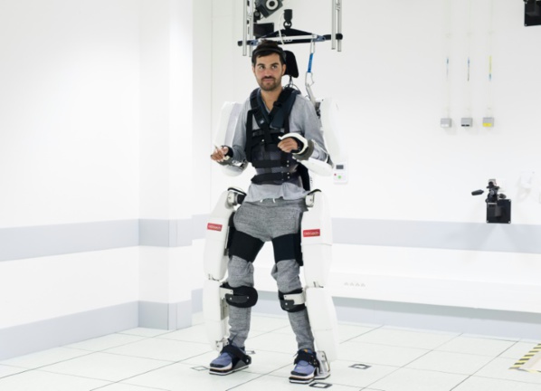 Un exosquelette connecté au cerveau permet à un patient tétraplégique de marcher Un exosquelette connecté au cerveau permet à un patient tétraplégique de marcher