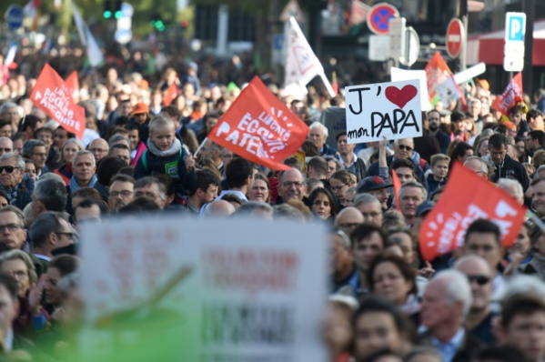 Plusieurs dizaines de milliers d'opposants défilent contre la PMA pour toutes à Paris Plusieurs dizaines de milliers d'opposants défilent contre la PMA pour toutes à Paris