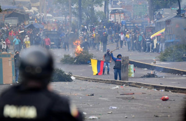 Equateur: chaos à Quito, couvre-feu autour des lieux de pouvoir