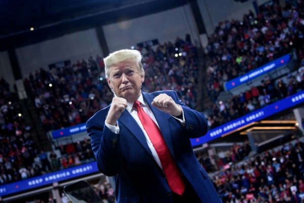 Agressif, déchaîné, Trump replonge en campagne