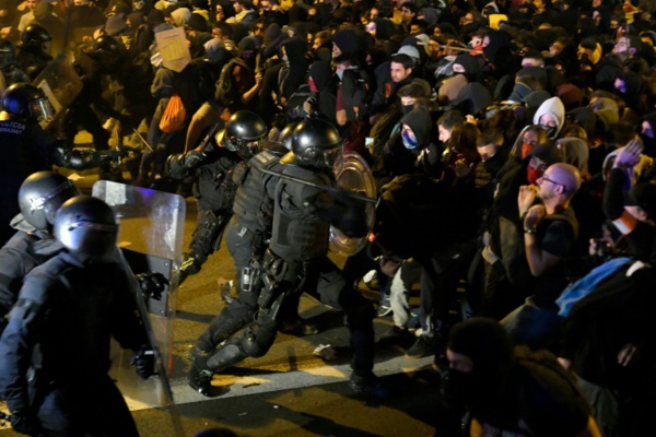 Espagne: 51 arrestations après les violences en Catalogne