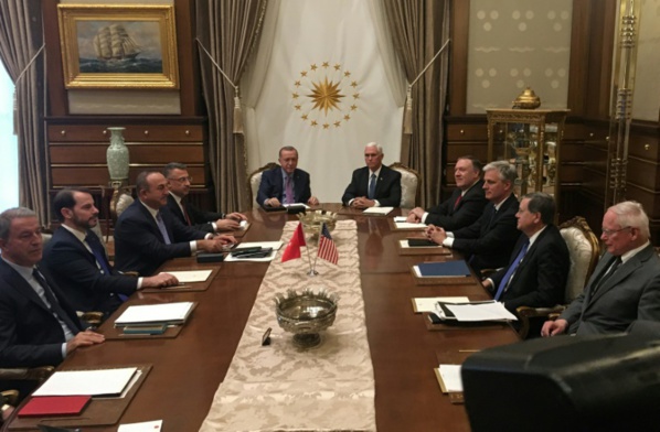 Syrie: les combats continuent dans une ville frontalière malgré la trêve annoncée Syrie: les combats continuent dans une ville frontalière malgré la trêve annoncée