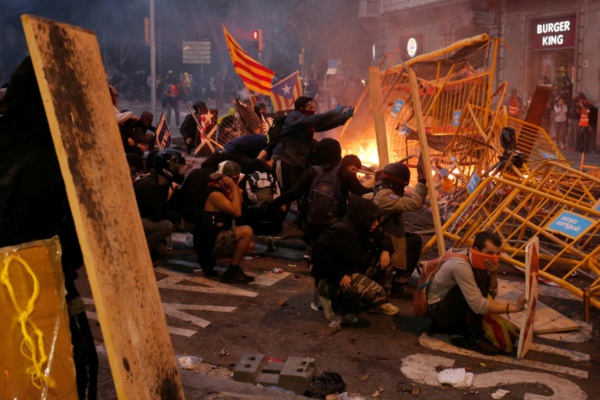 Catalogne: plus de 180 blessés, nouvelle manifestation en vue