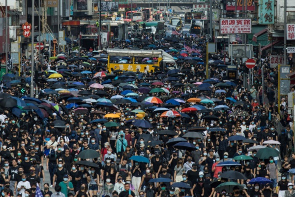 Hong Kong: lacrymogènes et canon à eau contre des manifestants en colère après des agressions