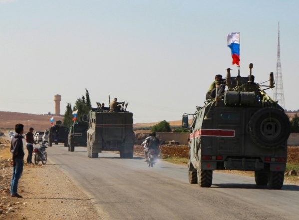 Les forces russes à la frontière syro-turque, les Kurdes se replient