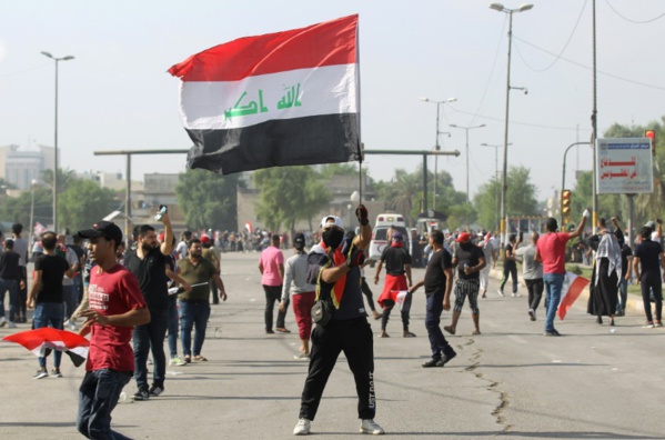 Deux morts à Bagdad, des milliers de manifestants réclament la chute du régime